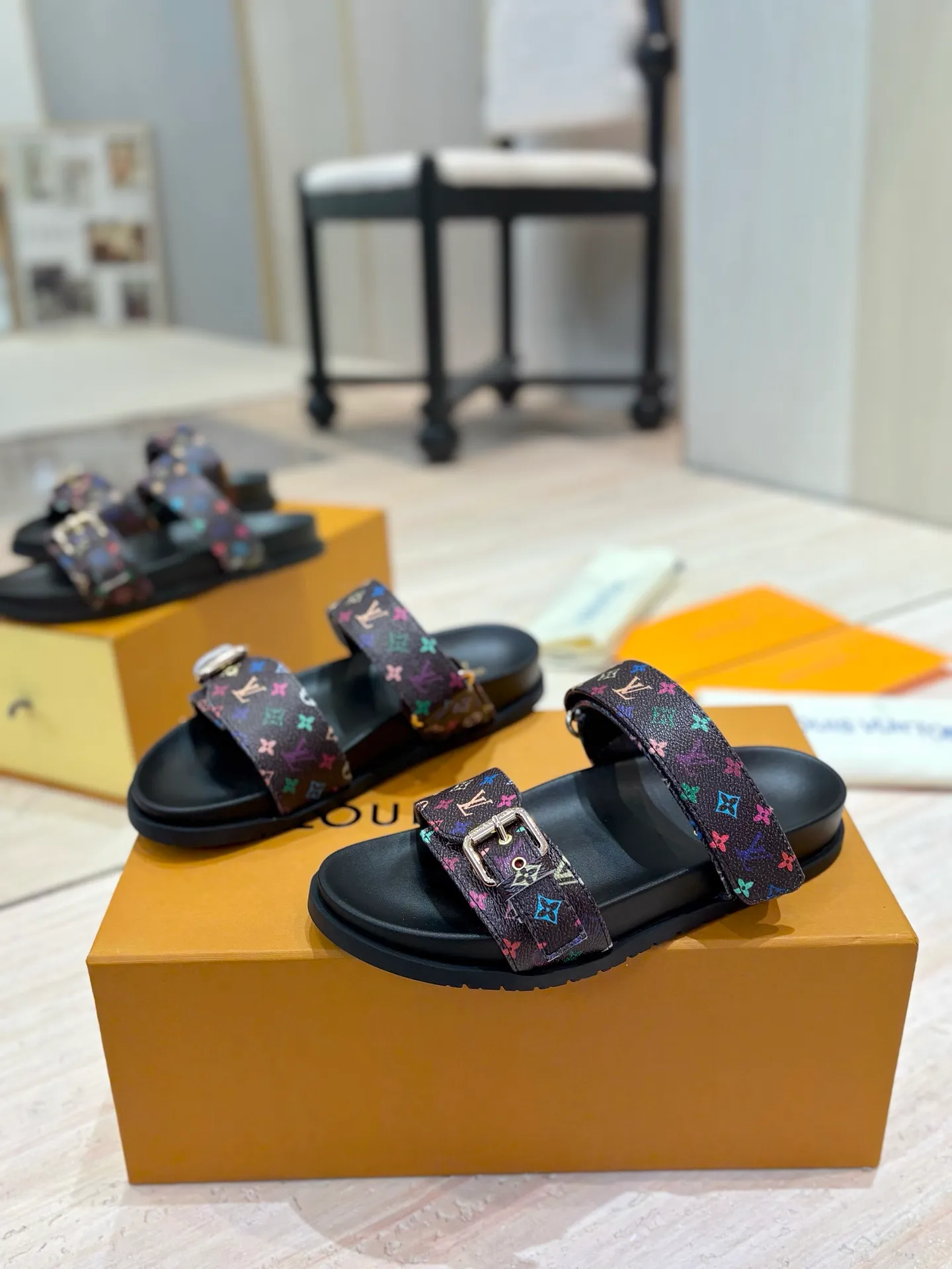 👟👟Ex-factory price 400👟👟 LV 2025 spring and summer new products 🥰 Popular LV donkey brand counters Embossed logo embossed sandals This Pool Pillow Comfort flat sandals are made of technical fabrics and use high-frequency embossing technology to reinterpret the Monogram pattern. Soft padded upper with adjustable Velcro, comfortable and tough insole adds harmonious colors 👍New hard goods, purchasing agent level! Full of high-end feel! A popular model among bloggers at home and abroad, it’s retro and fashionable and looks amazing on your feet! The official website's main recommendation 👍👍 ✅ Upper: waterproof special original fabric ✅ Inner lining: imported mixed sheepskin ✅ Outsole: original molded foam outsole ✅ Number of sizes: women's size 35-45 (women's size 41 men's 38.45, custom-made, non-refundable) ✅ Packaging: full set of drawer boxes ​